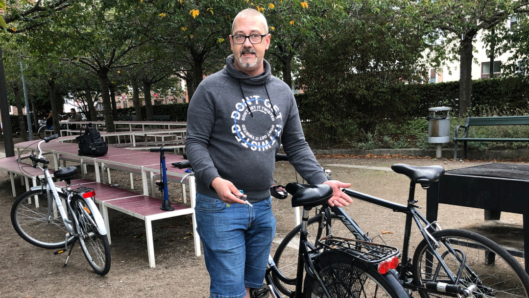 Krister Lund reparerade cyklar på Furutorpsplatsen i september 2020.
