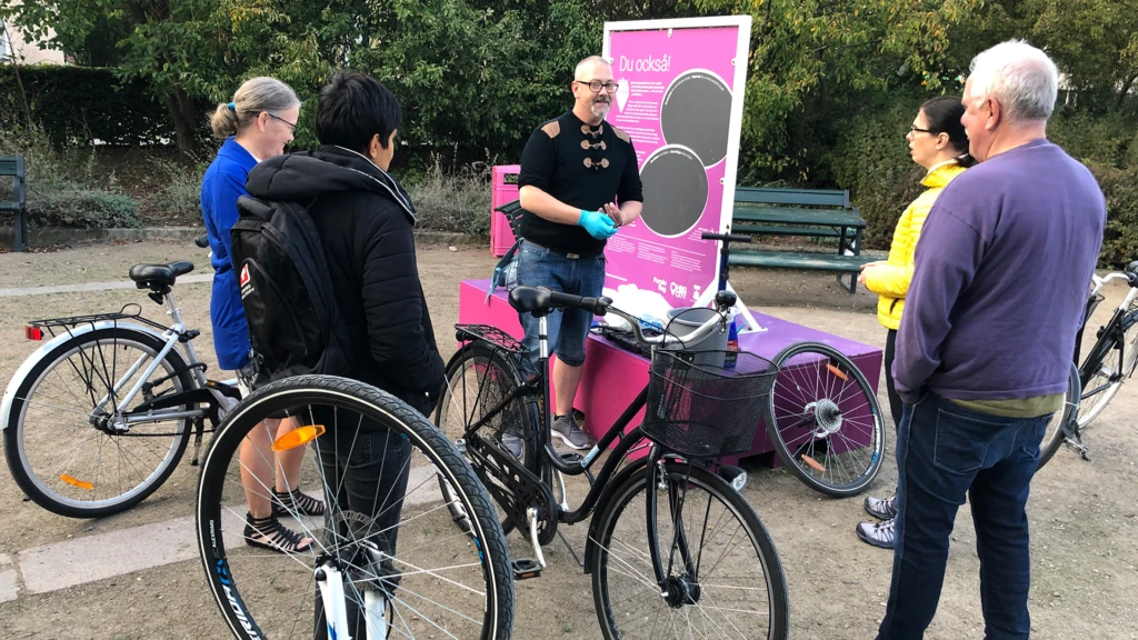 Krister Lund tillsammans med deltagare i cykelreparationsworkshop på Furutorpsplatsen i Helsingborg.