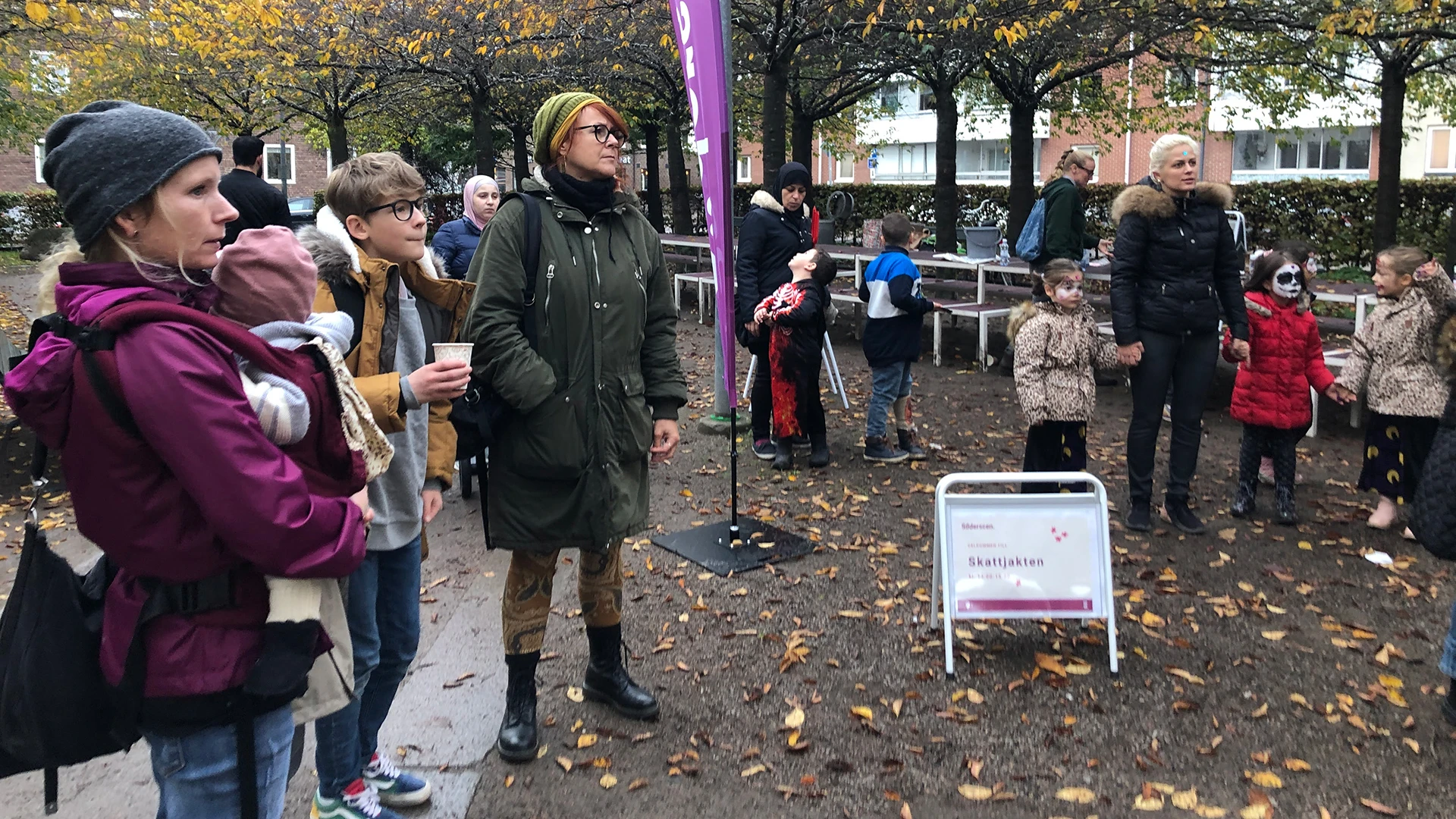 Deltagare i skattjakten på Söderscens halloweenfest 31 oktober 2020.