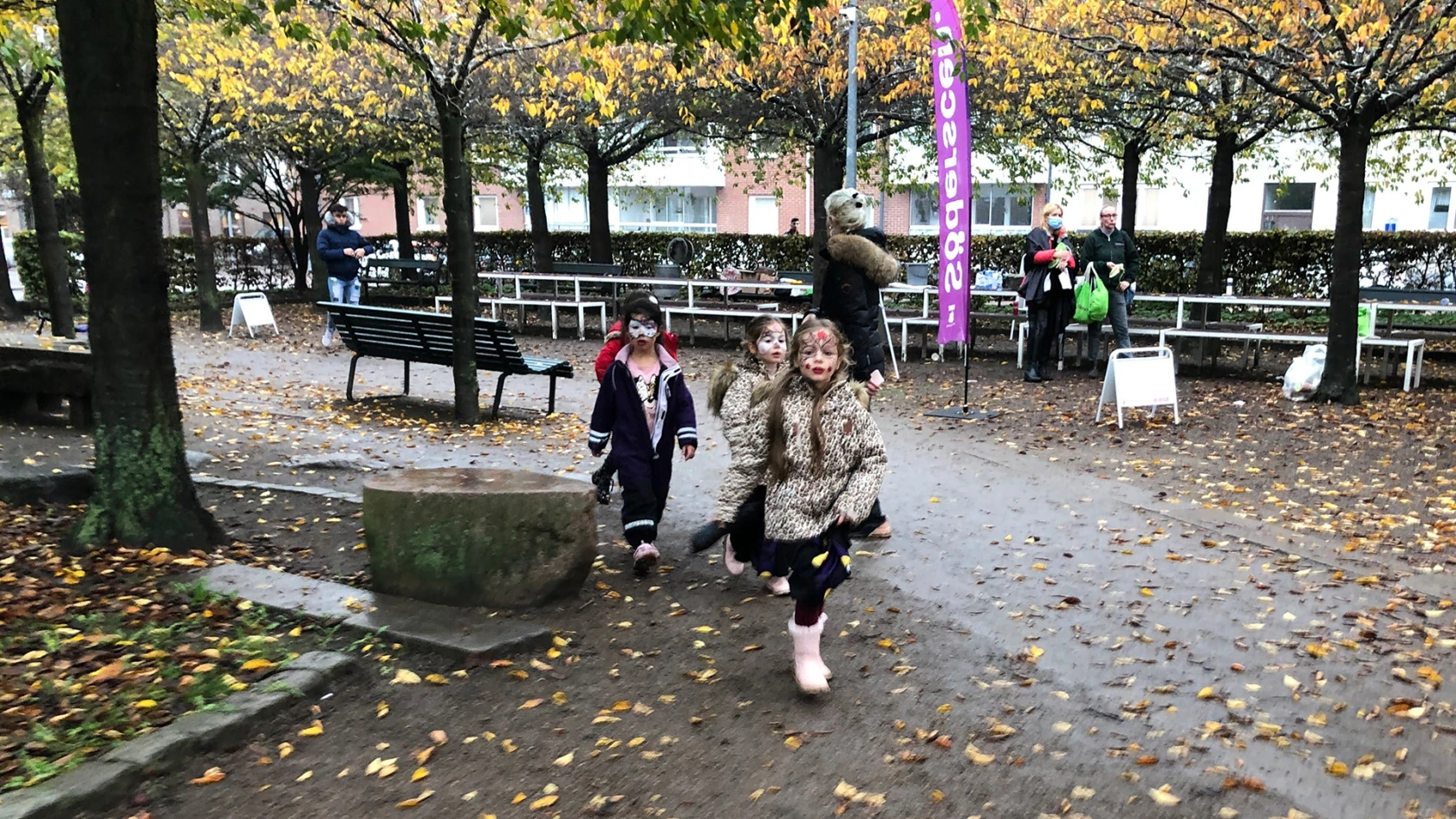 Glada barn på skattjakt under halloweenfesten