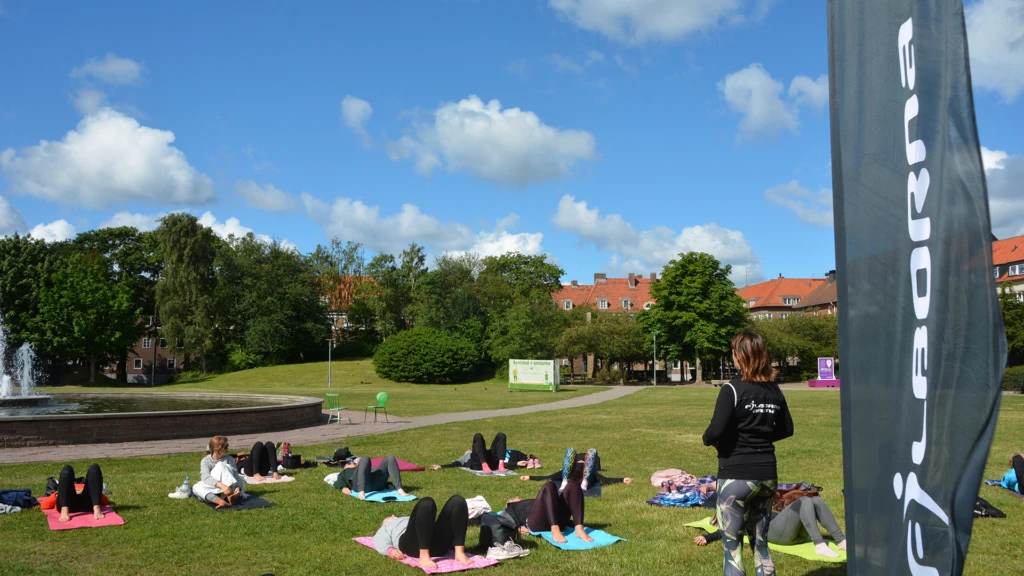 Ett yogapass på Furutorpsplatsen.