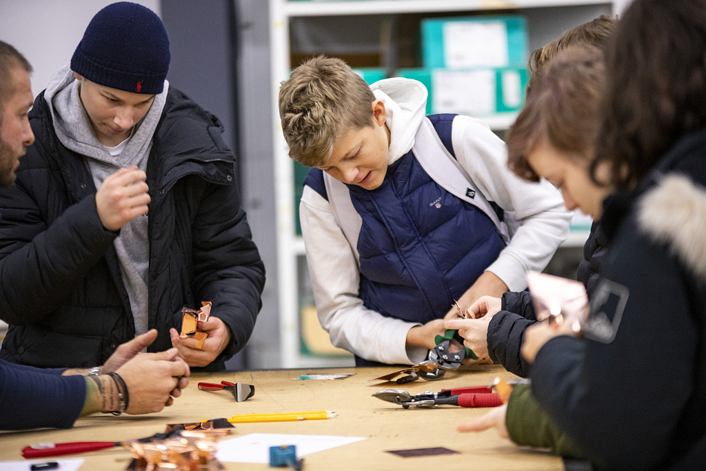 Årskurs åtta elever på Påarps skola tillverkar ljusstakar i metall under besöket på företaget Fl plåt under Workwalk 2019. Samtycke finns hos SLF.