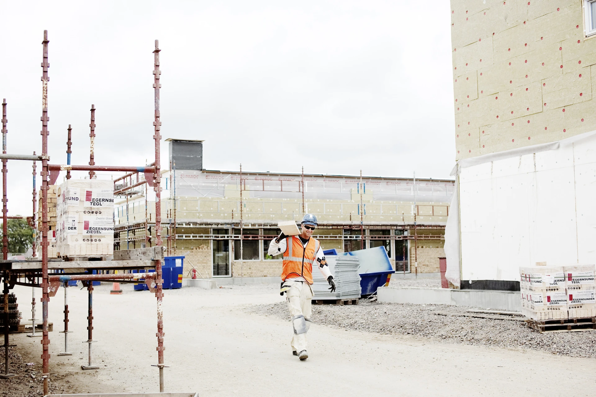 En byggnadsarbetare på sin arbetsplats