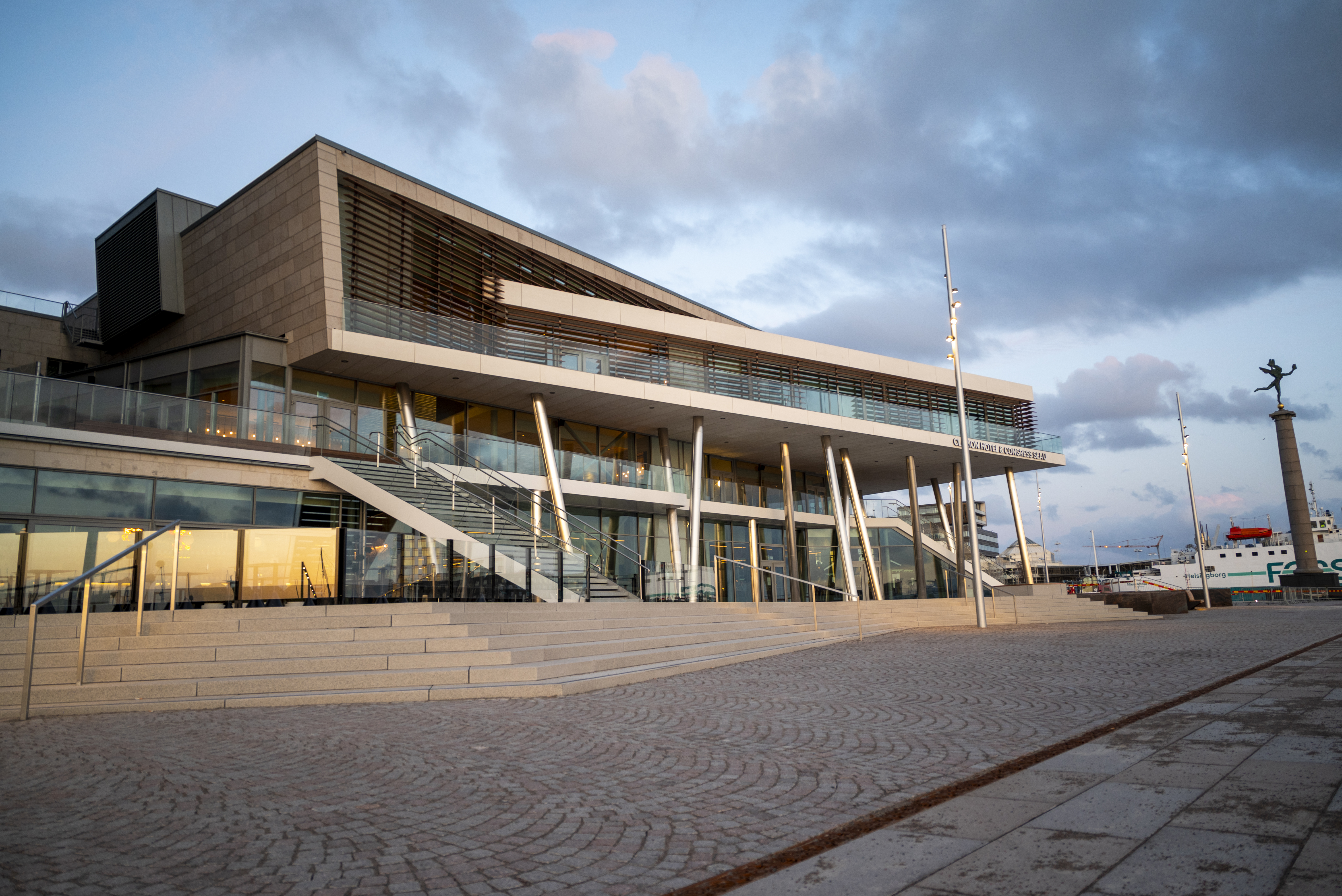 Hotell- och konferensanläggningen SeaU i kvällsljus i april 2021.