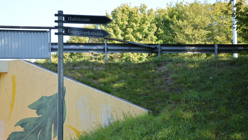 Ta till höger mot Habiteum och Energiverkstaden innan gångtunneln under Fältarpsvägen.