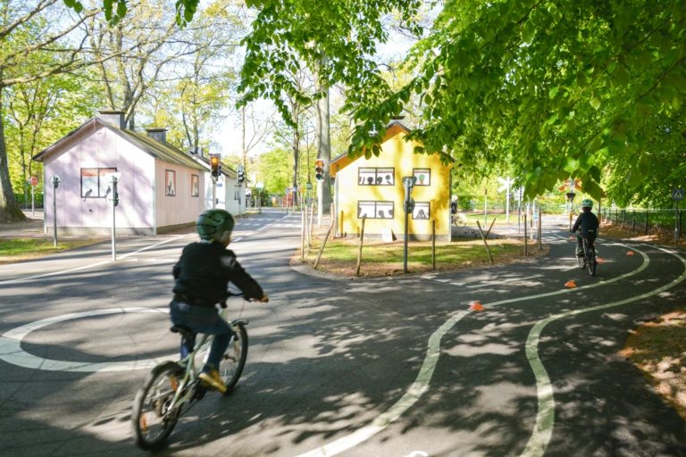 Barn cyklar på Barntrafikskolan i Helsingborg.