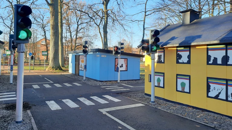 Korsning med trafikljus och övergångsställen på Barntrafikskolan i Helsingborg.