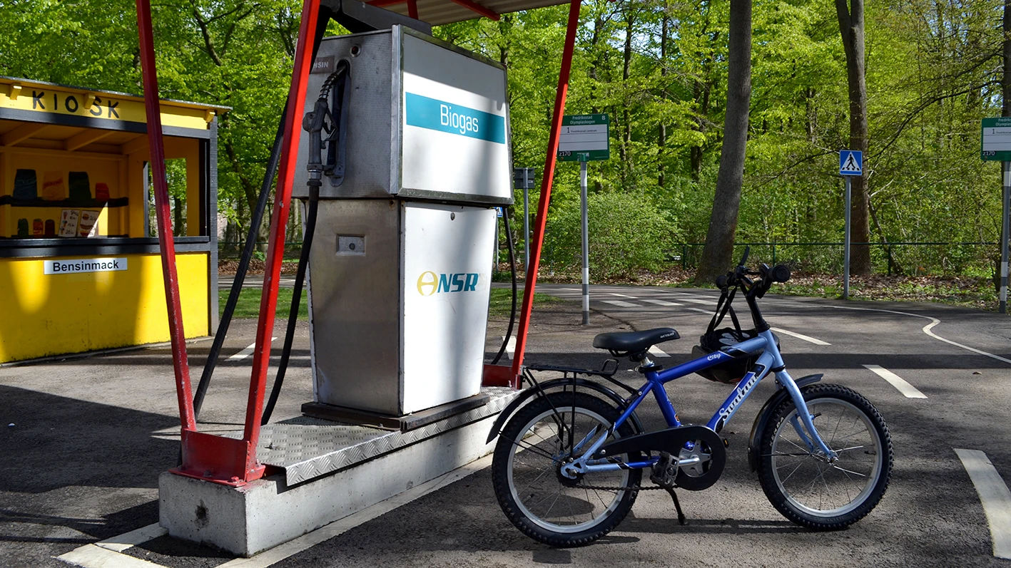 Barncykel står vid en biogaspump på Barntrafikskolan i Helsingborg.