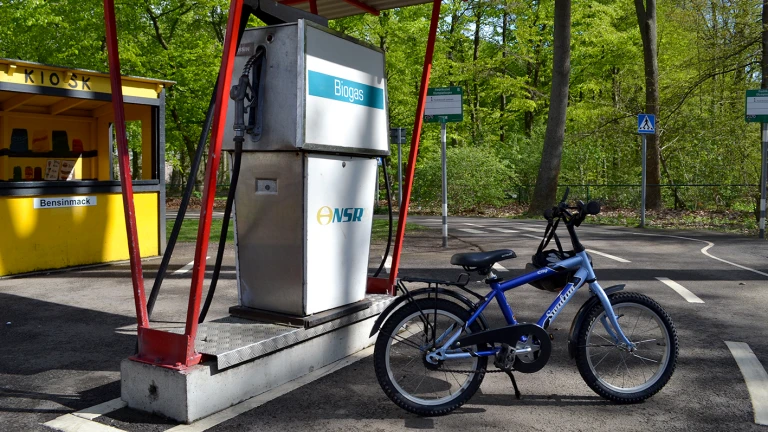 Barncykel står vid en biogaspump på Barntrafikskolan i Helsingborg.