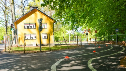 En slingrig cykelväg med röda koner vid Barntrafikskolan