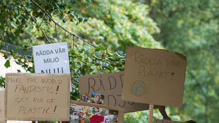 Plakat med miljö- och klimatbudskap.