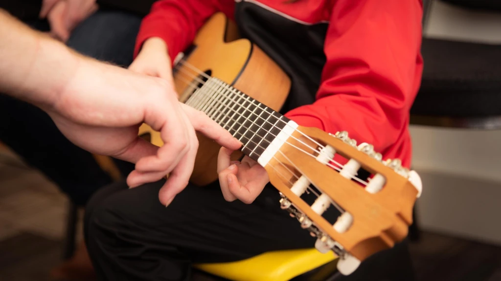 Spela akustisk gitarr med kulturskolan