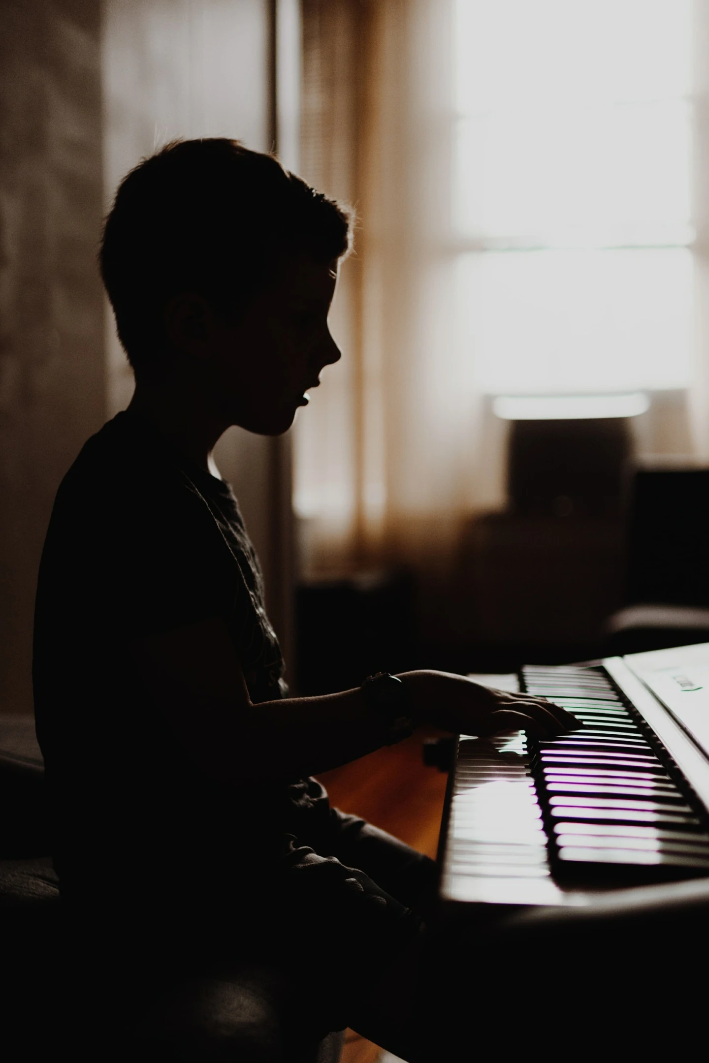 pojke som spelar piano