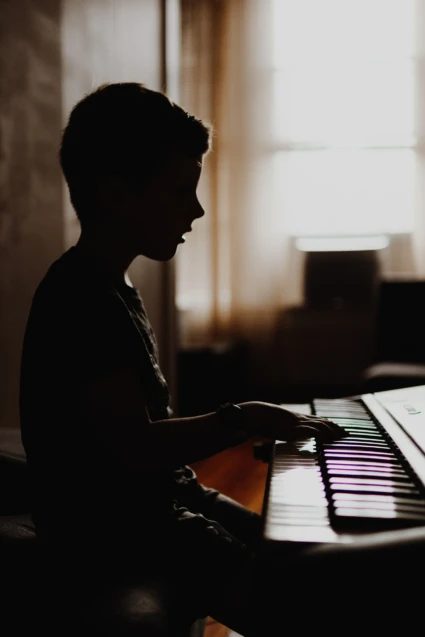 pojke som spelar piano
