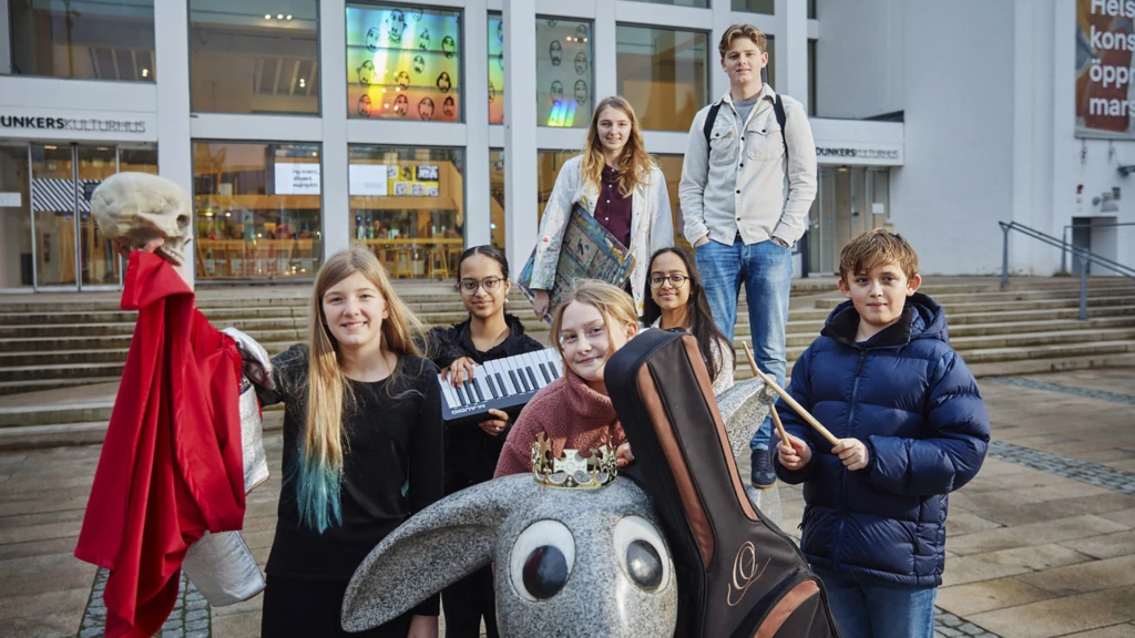 Kulturskolans elever utanför Dunkers kulturhus