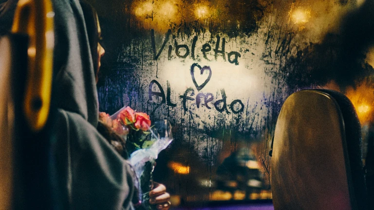 Violetta tar bussen