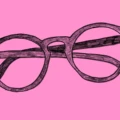 skissade glasögon på rosa abkgrund