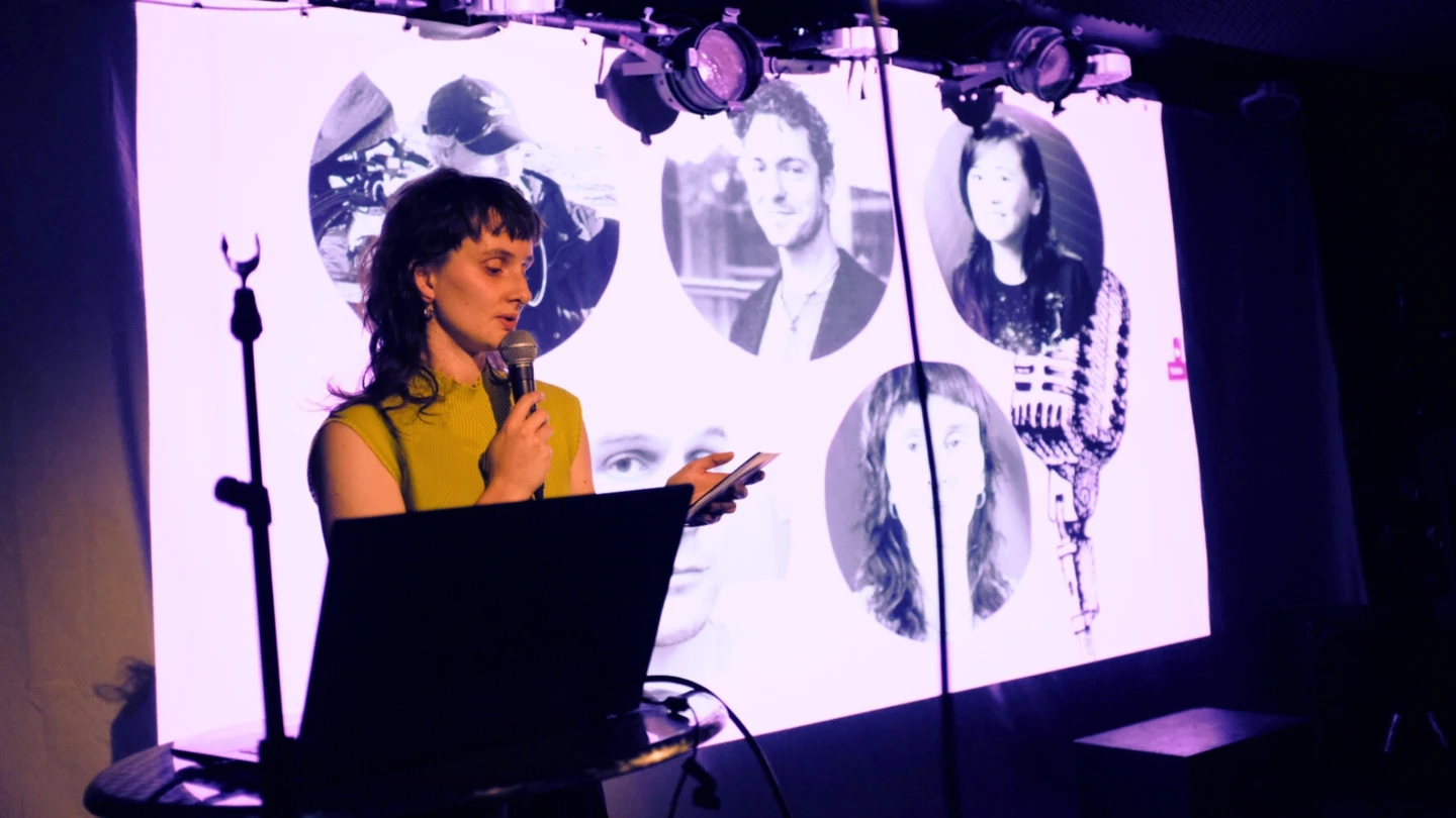 Kvinna som håller i mikrofon på scen