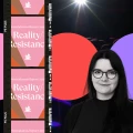 Bild med tre cirklar i rosa, rött och lila. Samt en grafik med en filmrulle som visar rapportens framsida. Framför det en bild på textens författare Hillevi Gustafson.