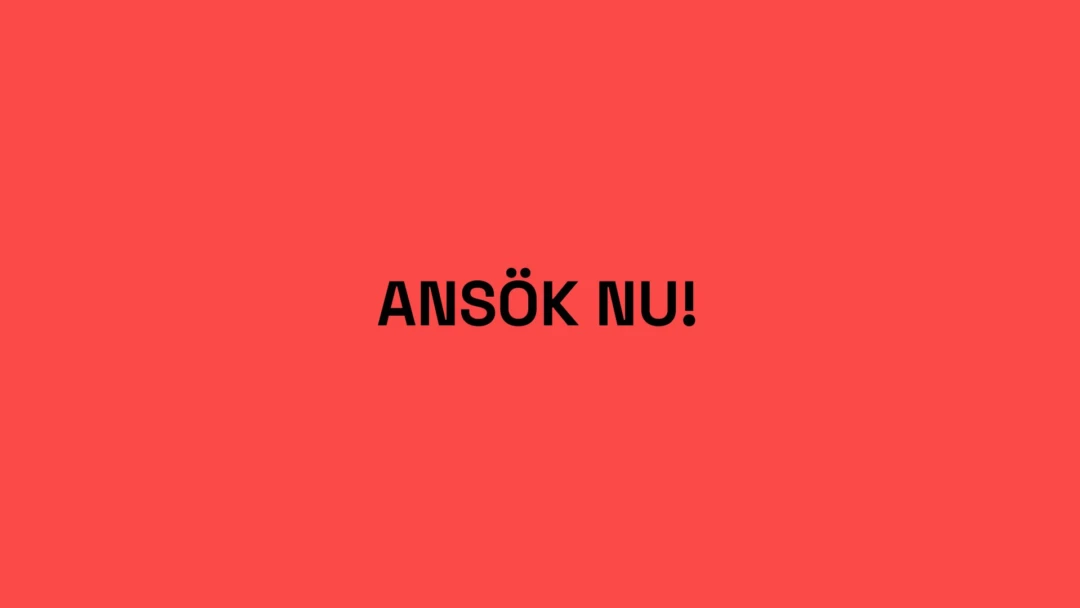 Texten Ansök nu mot en röd bakgrund