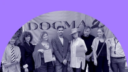 En grupp personer står framför en banderoll med texten Dogma 25.