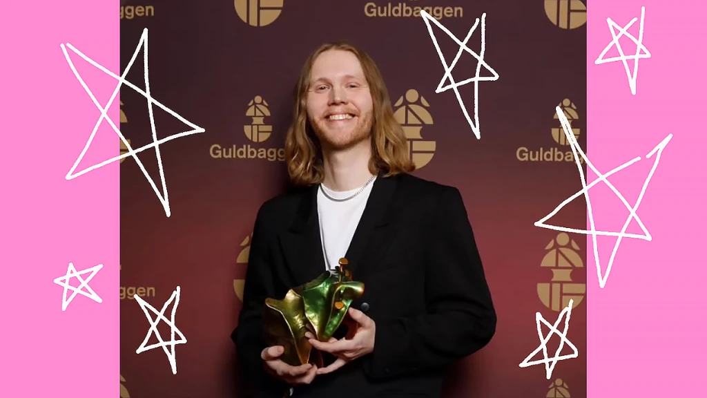 Christoffer står med guldbaggen i sin hand.