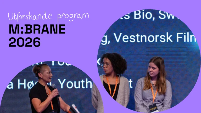 En kvinnlig moderator intervjuar två unga tjejer på scen vid konferens.