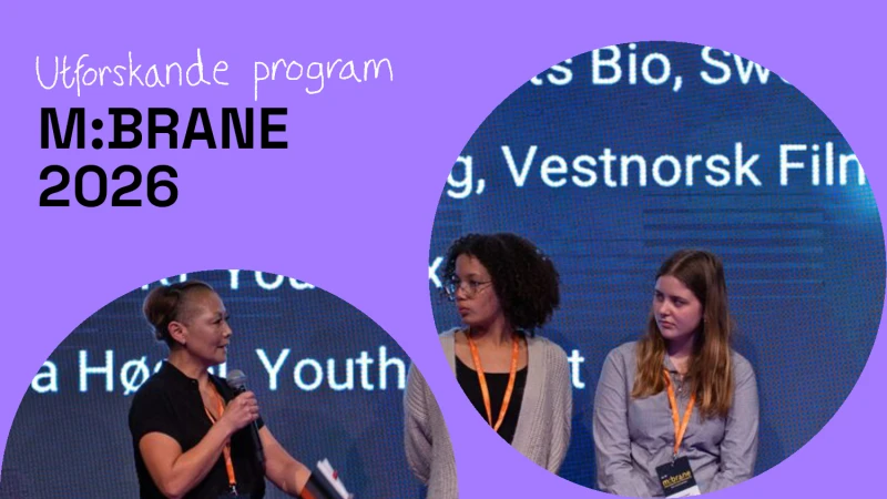 En kvinnlig moderator intervjuar två unga tjejer på scen vid konferens.