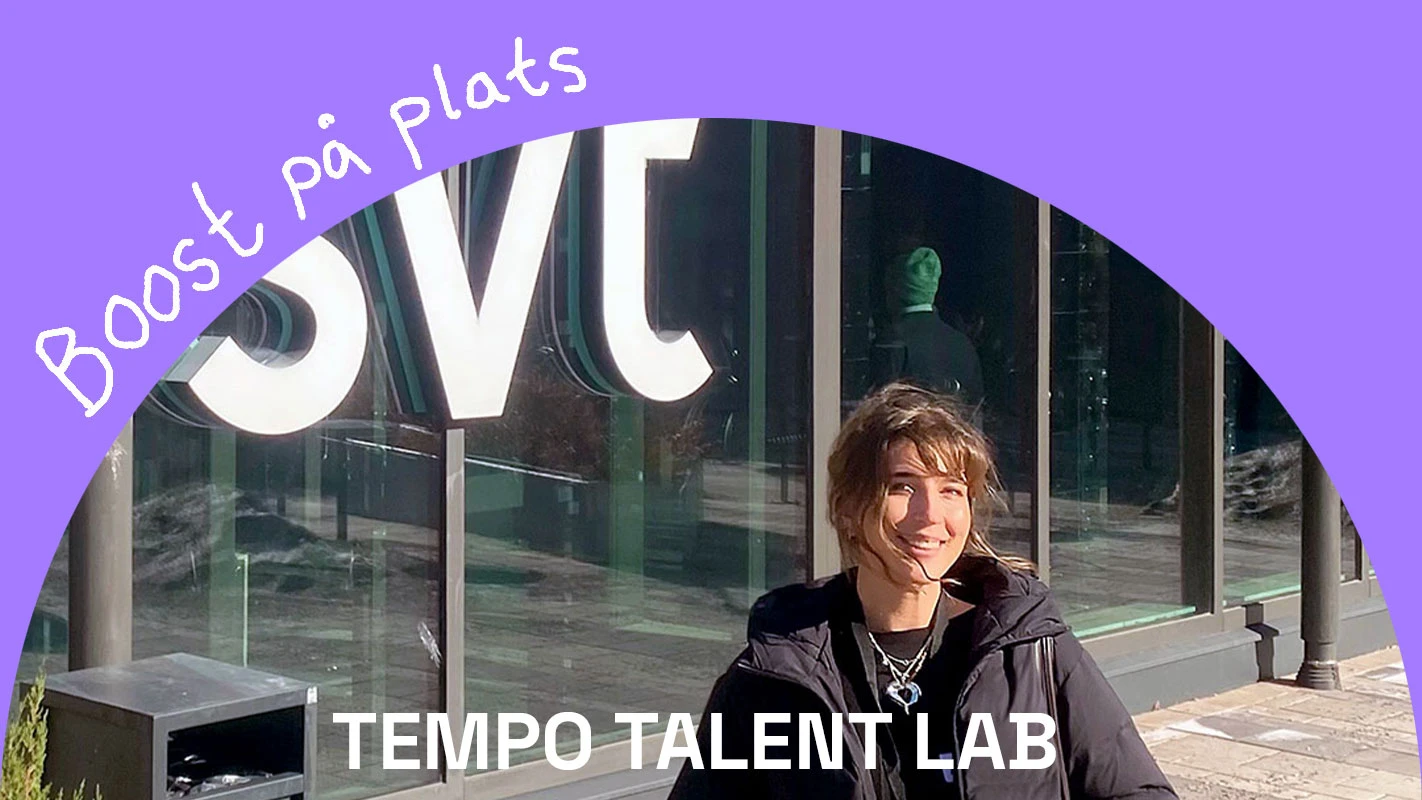 Kvinna står utanför entrén till SVT. Text i bild "Boost på plats" "Tempo Talent Lab"