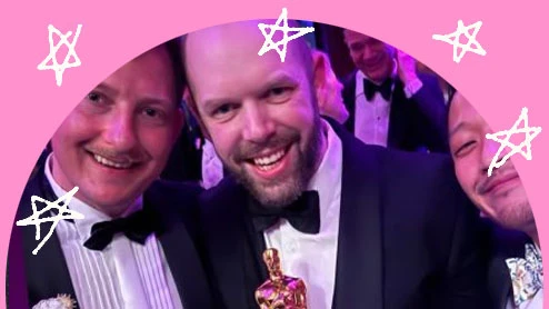Tre vinnare på Oscarsgalan i smoking och med glada miner.