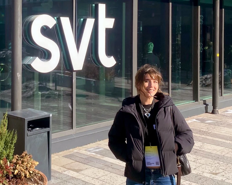 Alva står utanför huvudentrén till SVT-byggnaden i Stockholm