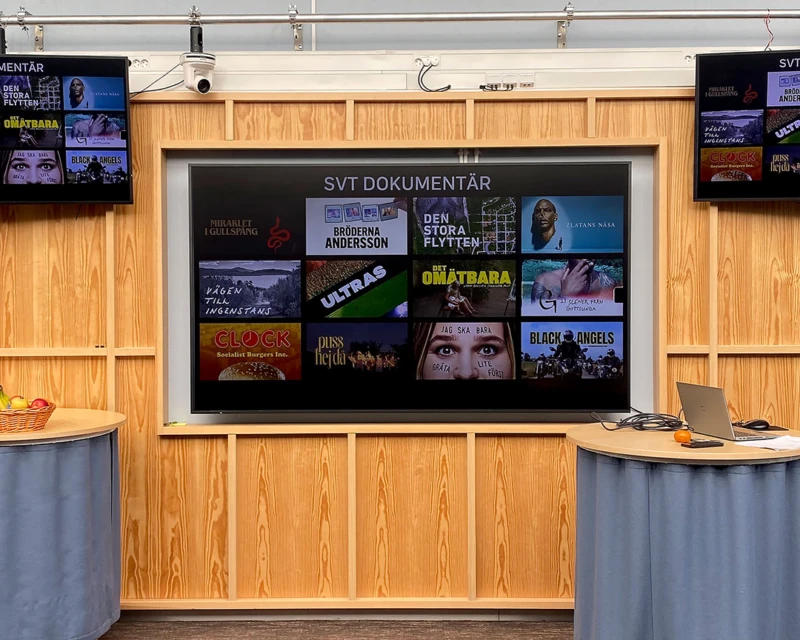 Utställningsvägg med bilder från olika produktioner från SVT.