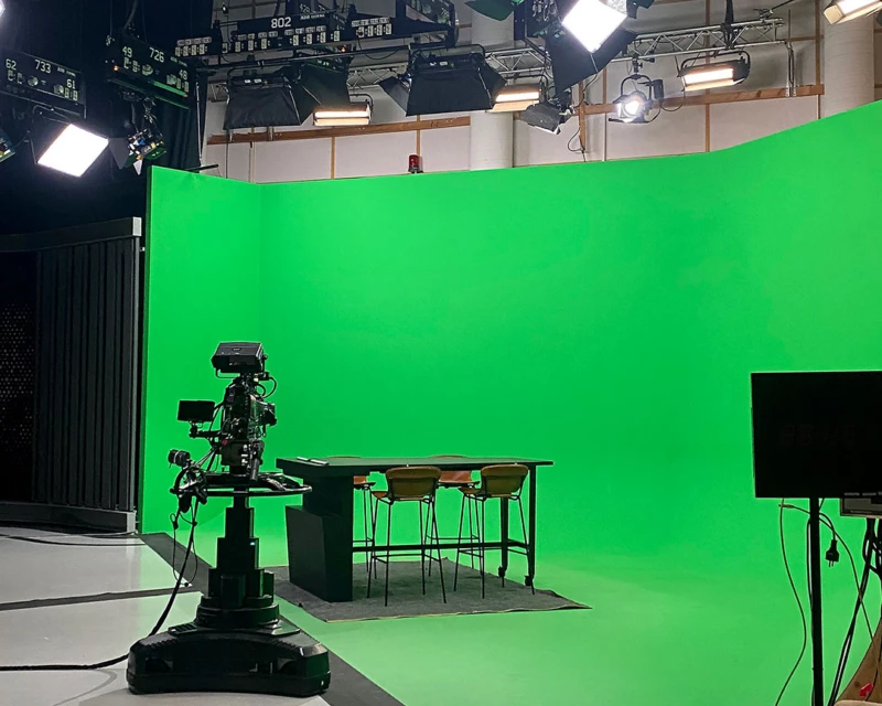 Studio med kamera och en stor green screen