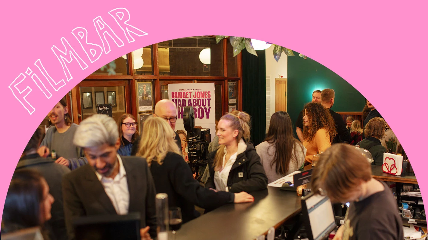 Publik i foajén på biograf