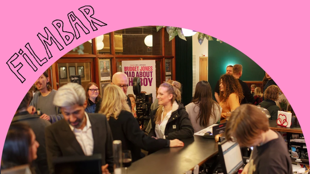 Personer som minglar i foajén på en biograf.