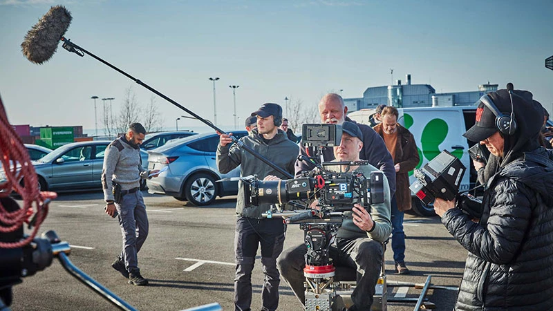 Filmarbetare arbetar med inspelning i hamnen i Helsingborg