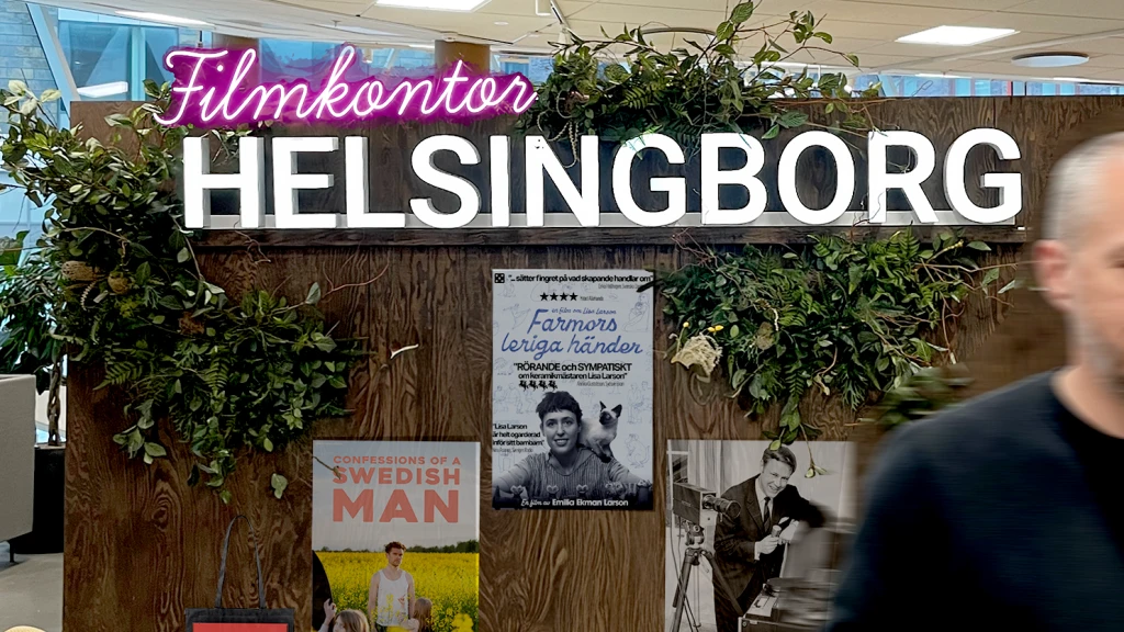 En innervägg med bokstäverna Helsingborg och ovanför en neonskylt Filmkontor