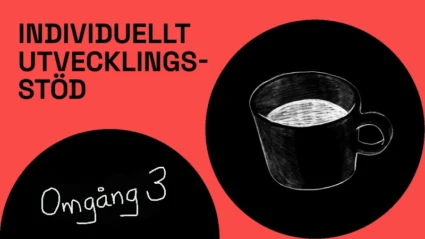 Röd färgplatta med texten "Individuellt utvecklingsstöd" och två svarta prickar. i den ena en tecknad kaffekopp och i den andra texten "Omgång 3"
