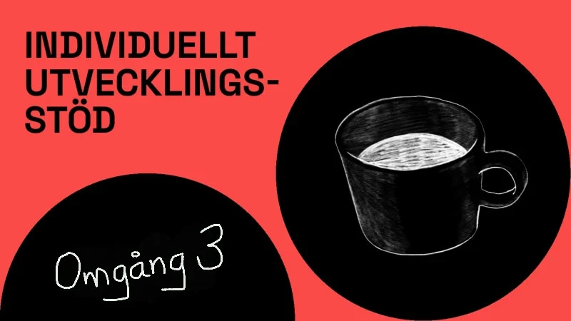 Röd färgplatta med texten "Individuellt utvecklingsstöd" och två svarta prickar. i den ena en tecknad kaffekopp och i den andra texten "Omgång 3"