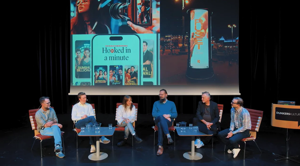 Panel bestående av sex personer sitter på en scen och samtalar.
