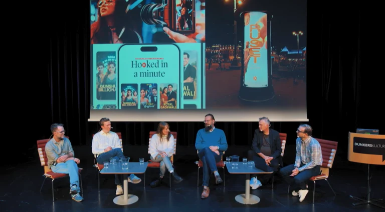Panel bestående av sex personer sitter på en scen och samtalar.