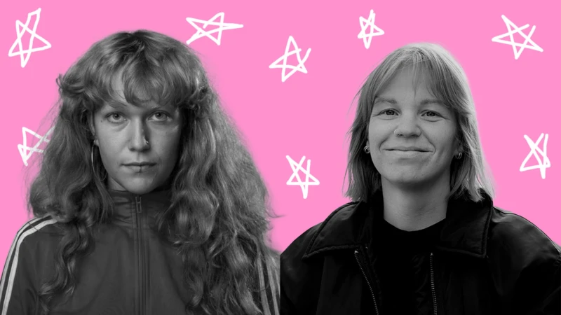 Porträtt i svart vitt av Clara och Gilda. Collage med rosa bakgrund och handritade stjärnor.