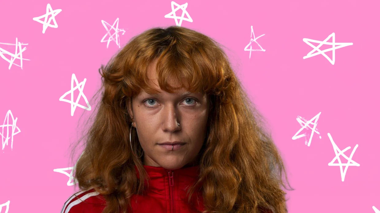 Porträtt av Clara Vida framför en rosa bakgrund.
