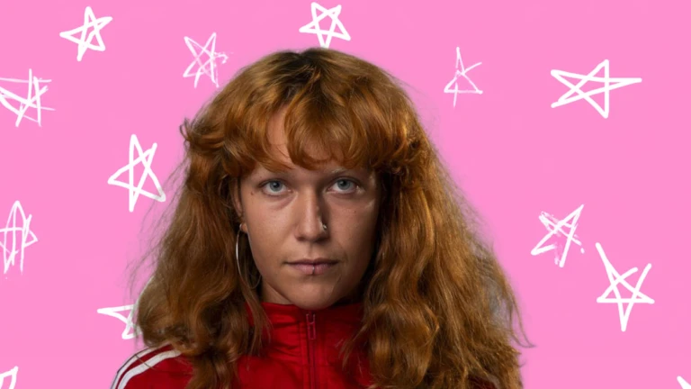 Porträtt av Clara Vida framför en rosa bakgrund.