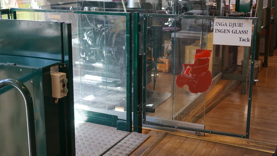 Hissplattform in i museet