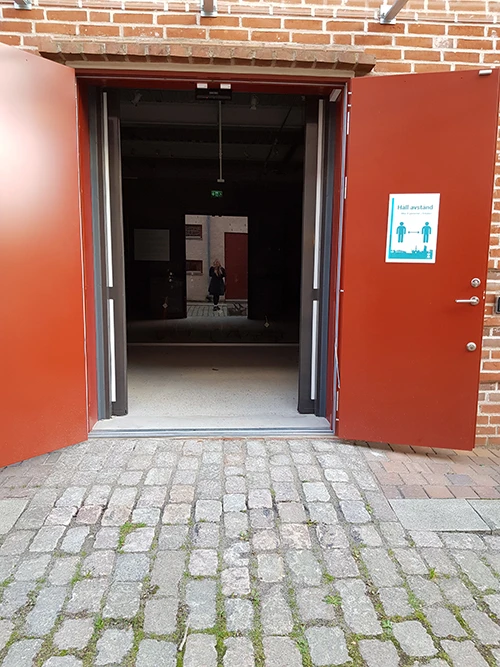 Dörr till öppet magasin.