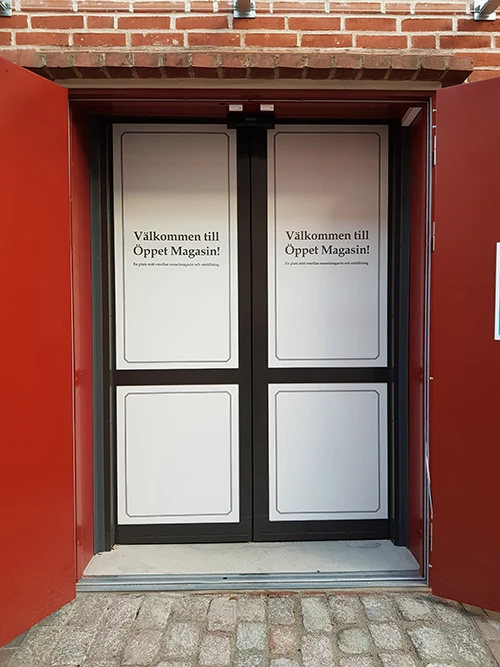 Dörr till öppet magasin.