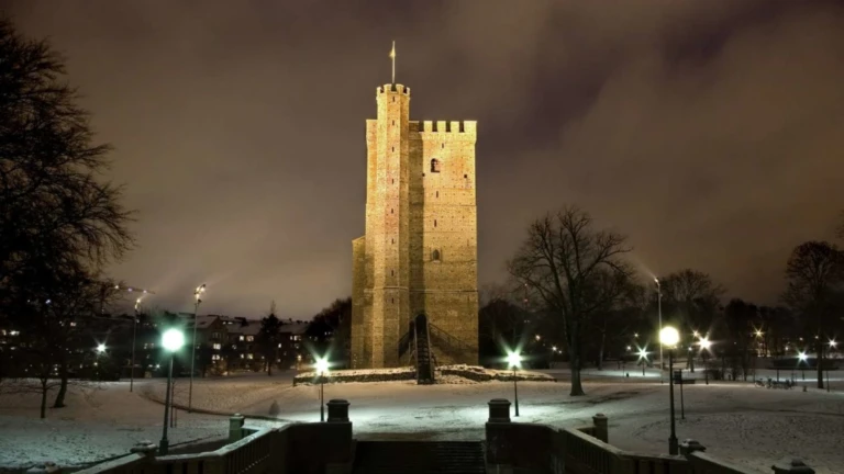 Kärnan i kvällsbelysning. Fotodatum 7 april 2007 Kärnan är Helsingborgs mest kända symbol samt byggnad. Kärnan är snart 700 år gammal och är ett fästningstorn från medeltiden. Kärnan är det som finns kvar av Helsingborgs slott. Den är cirka 35 meter hög och det finns möjlighet att gå hela vägen upp till krönet. Ange byline: Foto: Albin Wahlgren/albinfoto.se