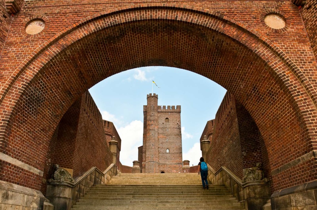 Genom bågen i terrasstrappan ser man Kärnan 
Terrasstrapporna i Helsingborg, officiellt Konung Oscar II:s terrasstrappor, byggdes åren 1899–1903. Arkitekt var Gustaf Améen. Källa: http://sv.wikipedia.org/wiki/Terrasstrapporna