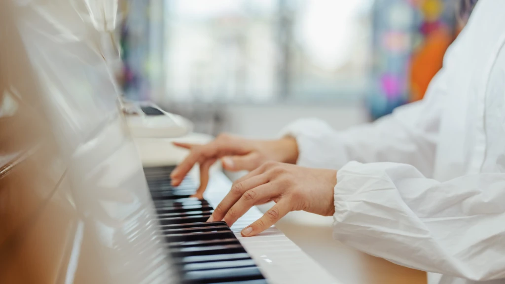 Händer som spelar piano